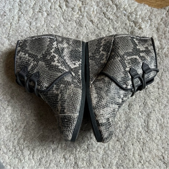 TOMS: Gray Hued Kala Desert Lace Up Faux Snake Skin Wedges Size 8 - Picture 5 of 12